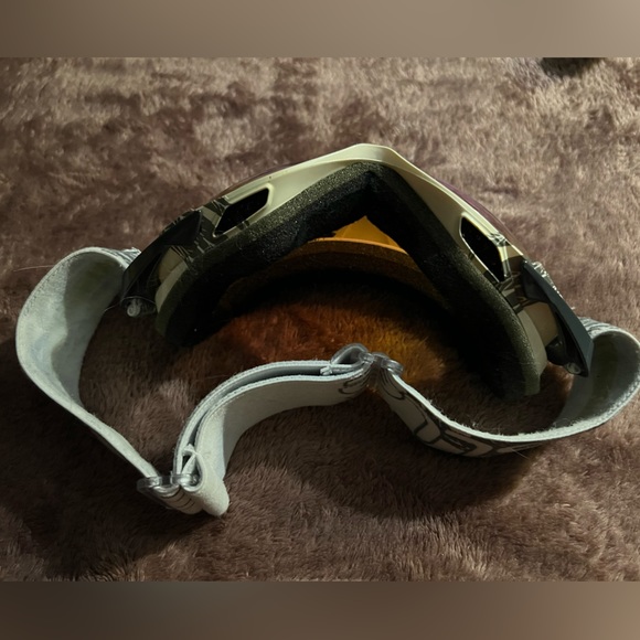 Bolle ski/snowboard goggles! One size, tinted mirror lens. Only used once!